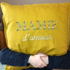 grand coussin brodé alphabet fleuri